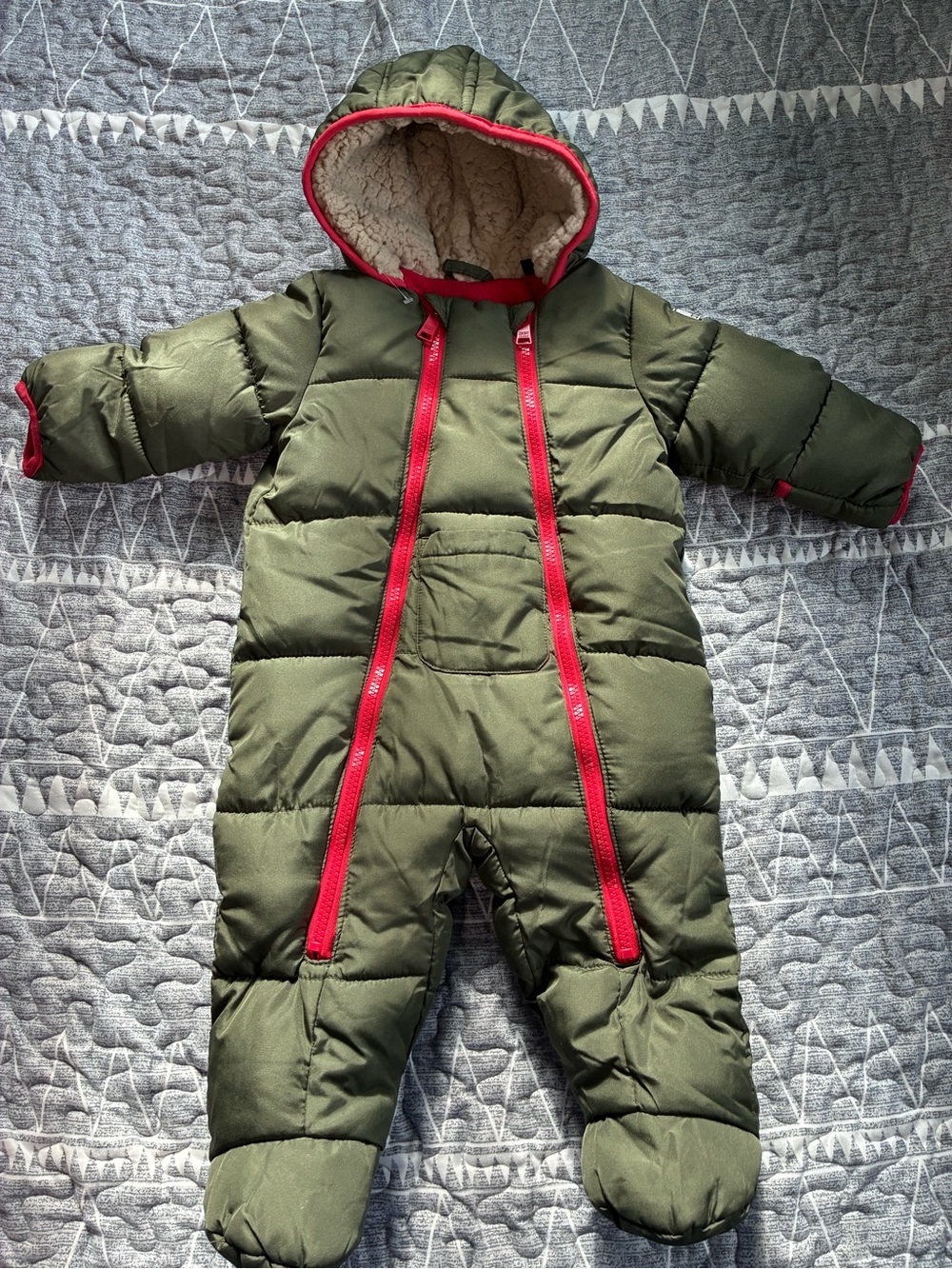 DKNY Baby Boys Snowsuit/Winter Puffer Jumpsuit Sz 0-9 months Never worn